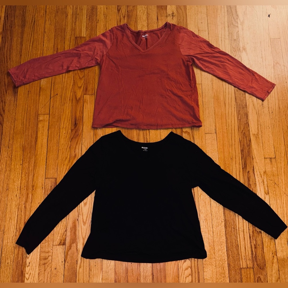 2 Pack Women’s Old Navy Long Sleeve V-Neck Shirt Size M Good Condition